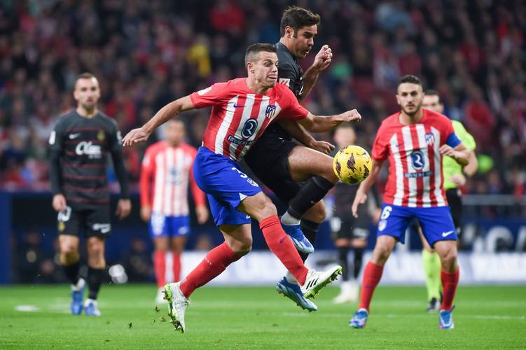 阿隆索驾车离开伯纳乌获皇马球迷力挺：耐心点，我们信任你！（伯纳乌外，皇马球迷为阿隆索打气：耐心点，我们相信你！）