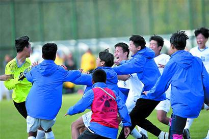 哈兰德自曝：女友看球看到“吐”，靠烹饪、玩游戏维系感情（哈兰德坦言：女友看球会难受到想吐，我们靠做饭和打游戏维系感情）