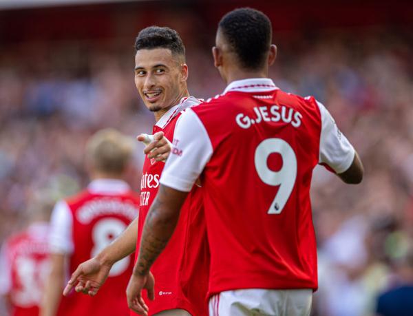 欧文突破防守造成杀伤球成功（欧文强突防线制造杀伤并得手）