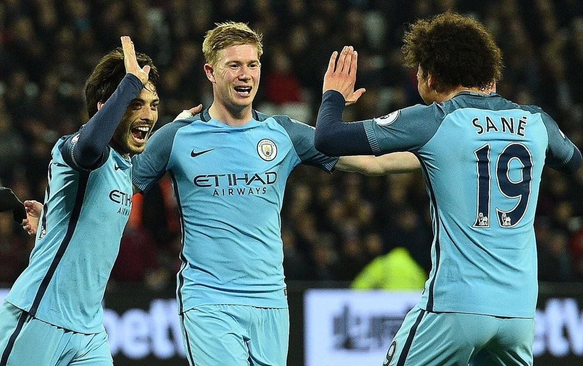 C罗打趣：詹姆斯是个好人，但我头发比他多！（C罗幽默调侃：詹姆斯人不错，但我的发量更胜一筹）