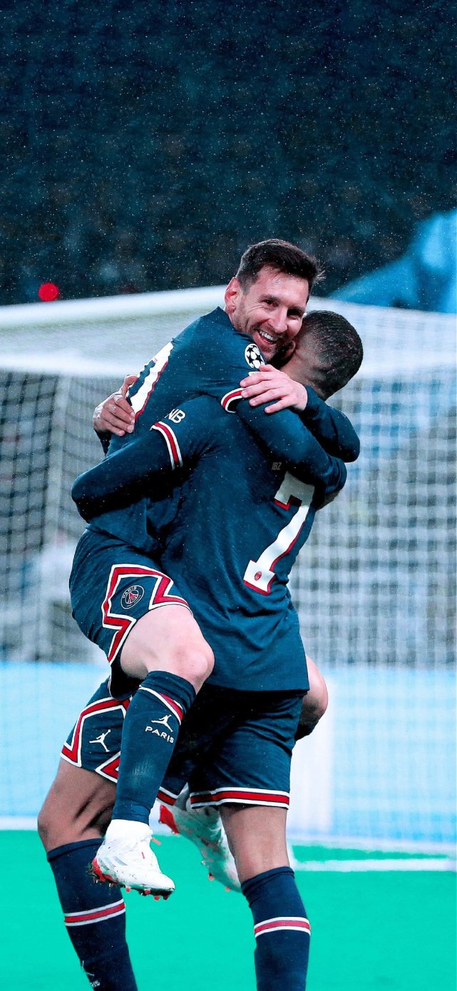 FM26逆天Bug，外场球员“闪现”至门前挡出对方主罚的点球（FM26离谱Bug：非门将球员瞬移至门前封堵对手点球）