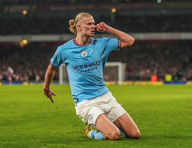 火药味！莫兰特用手狂指克莱面部，克莱怒火中烧一把甩开（冲突升级！莫兰特手指直指克莱面门，克莱怒火爆发猛然甩开）