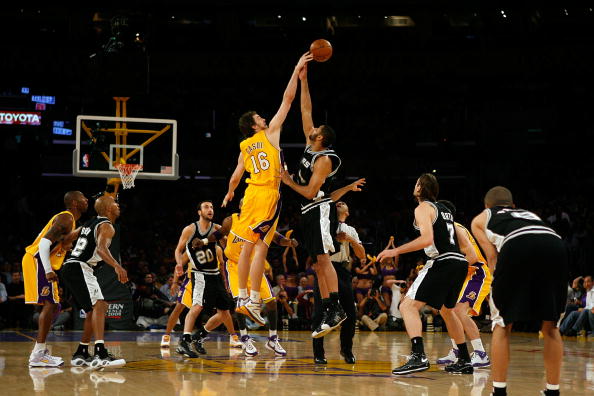 愿无大碍，蒯纪闻谢场时被拍到手臂缠着绷带（希望无恙，蒯纪闻赛后致谢时被目击手臂缠绷带）